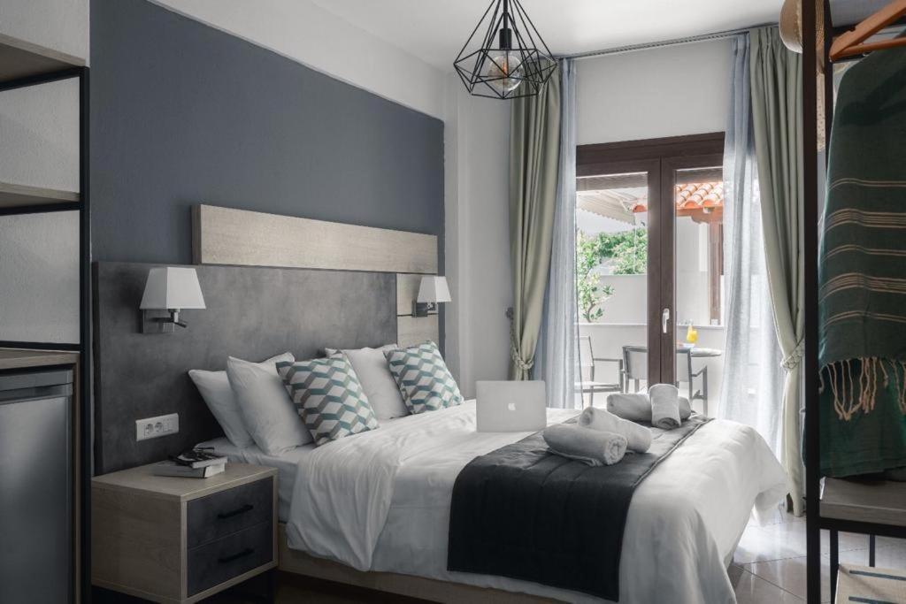 Meliton Inn Hotel & Suites By The Beach Неос Мармарас Екстериор снимка