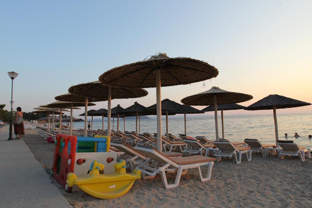 Meliton Inn Hotel & Suites By The Beach Неос Мармарас Екстериор снимка